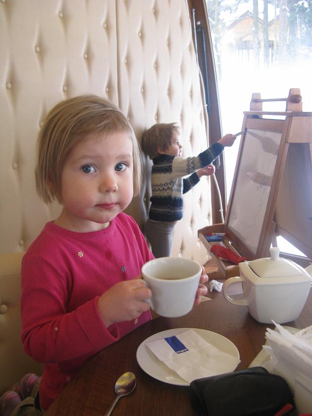 IMG_3450.JPG - Sara pije herbatę, a Wojtek maluje