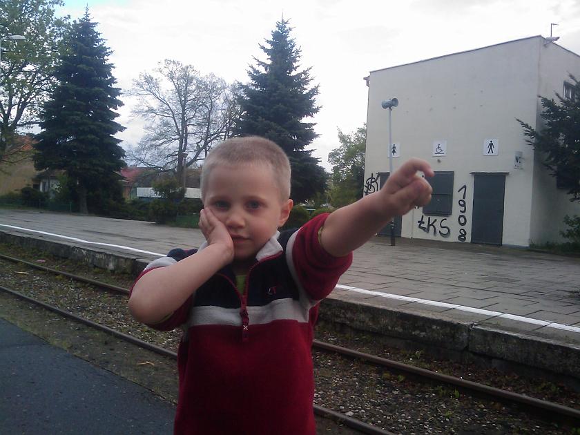 IMAGE_152.jpg - Na stacji w Jastarni - a w tle kultowa toaleta PKP; po lewej panie, po prawej panowie, a pośrodku niepełnosprawni ;)