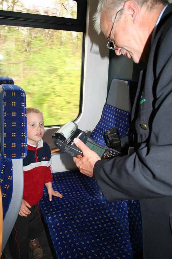 IMG_6417.JPG - Kontrola biletów w helskim szynobusie! (to pan konduktor kazał robić zdjęcie na pamiątkę!)