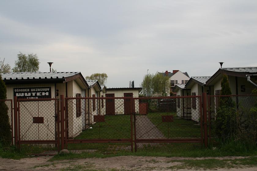 IMG_6461.JPG - Ciekawostka - oto cały "ośrodek wczasowy" WUTEH Toruń. Aż 6 domków i kibelek :)
