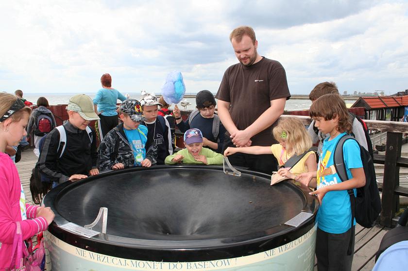 IMG_6516.JPG - Paraboliczna skarbonka w helskim fokarium. Wyciąga pieniądze z kieszonek dziecięcych niczym czarna dziura