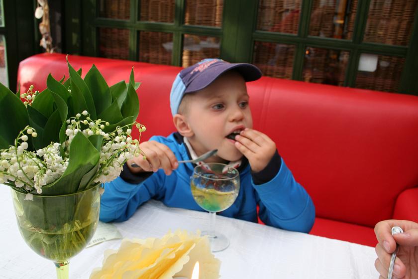 IMG_6602.JPG - Kawiarnia Weranda w Jastarni, w której Wojtek zajadał się galaretką, a z powodu której nam przybyło co najmniej po 1kg :)