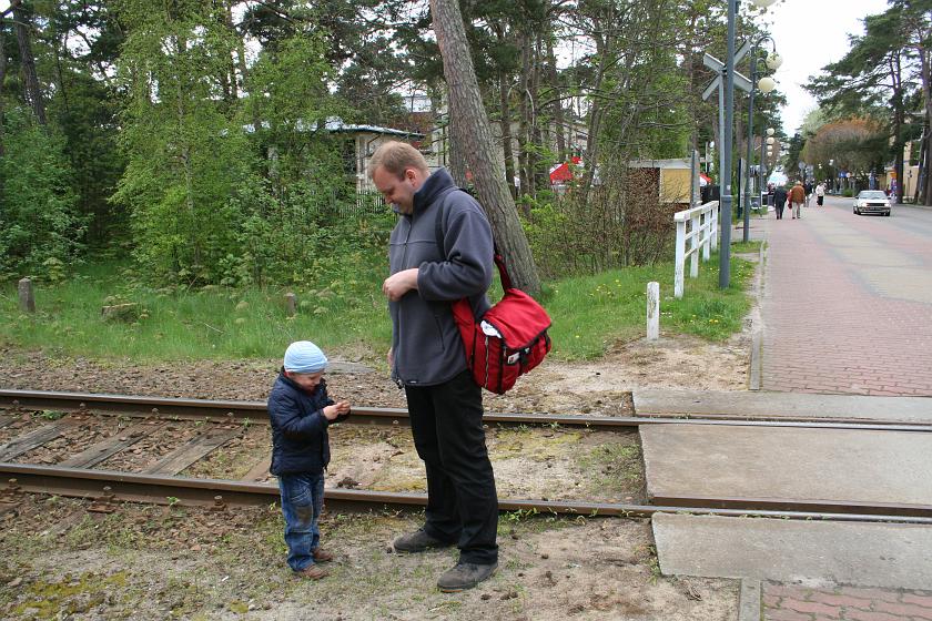 IMG_6700.JPG - Tata! Ale fajna ta pięciogroszówka! Taka wydłużona! (przejechana przez szynobus)