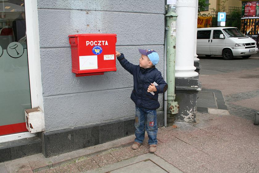 IMG_6816.JPG - Jeszcze tylko wrzucę kartkę dla dziadka!