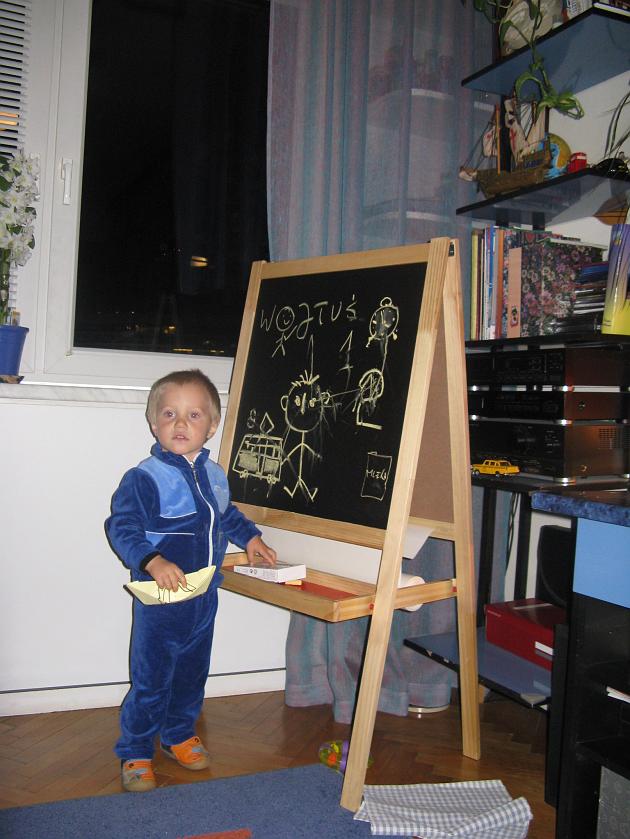 IMG_1755.JPG - Wojtek przy tablicy