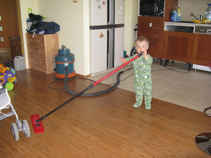 IMG_8280.JPG - Wojtek pomaga sprz�ta�