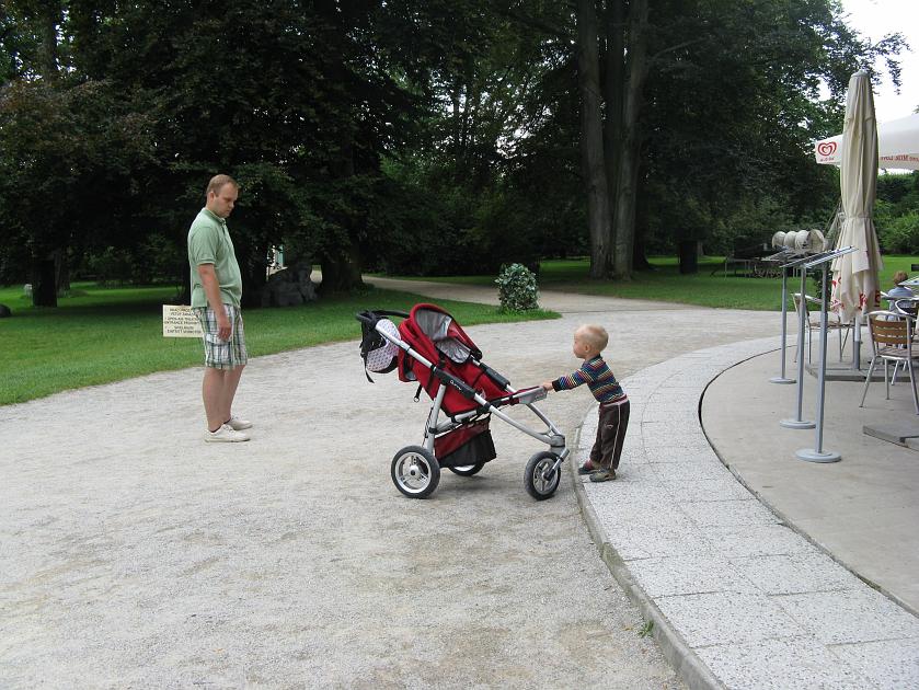 IMG_0583.JPG - Wojtek pr�buje wci�gn�� w�zek ze sob� . . .