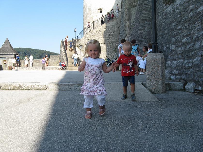 IMG_0829.JPG - A tu Wojtu� ugania si� za kole�ank� z Salzburga