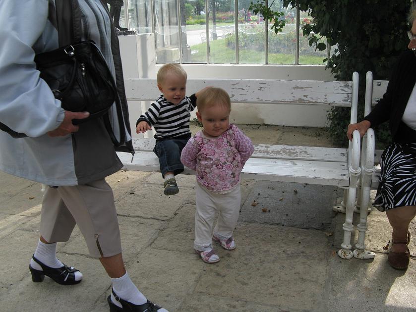 IMG_1144.JPG - Wojtu� zaczepia male holky . . .