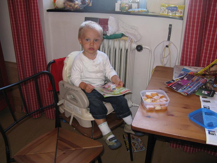 IMG_1195.JPG - Lubi� sobie poczyta� przy �niadaniu