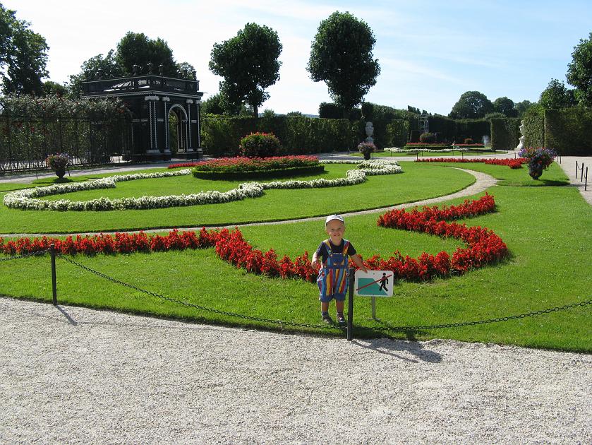 IMG_1395.JPG - Verboten! Ale Wojtek si� nie przejmuje! (ogr�d przy Schonbrunn)