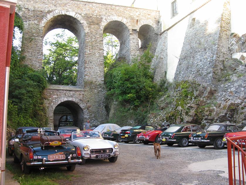 IMG_0876.JPG - Cesky Krumlov - parking hotelu Mlyn. "Cesky okruh" - rajd holenderskiego klubu MG