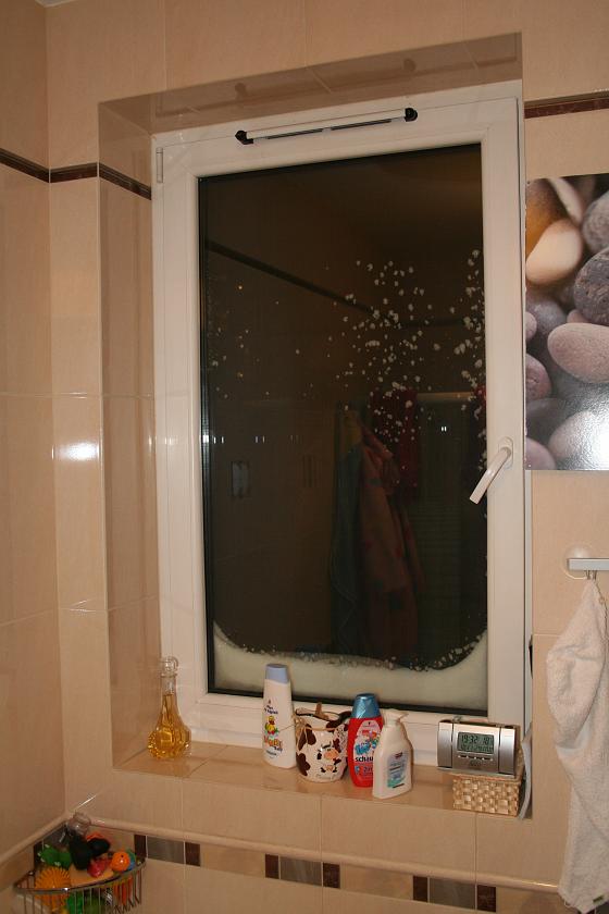 IMG_5311.JPG - 2010-12-01 Trochę nam zasypało okno w łazience