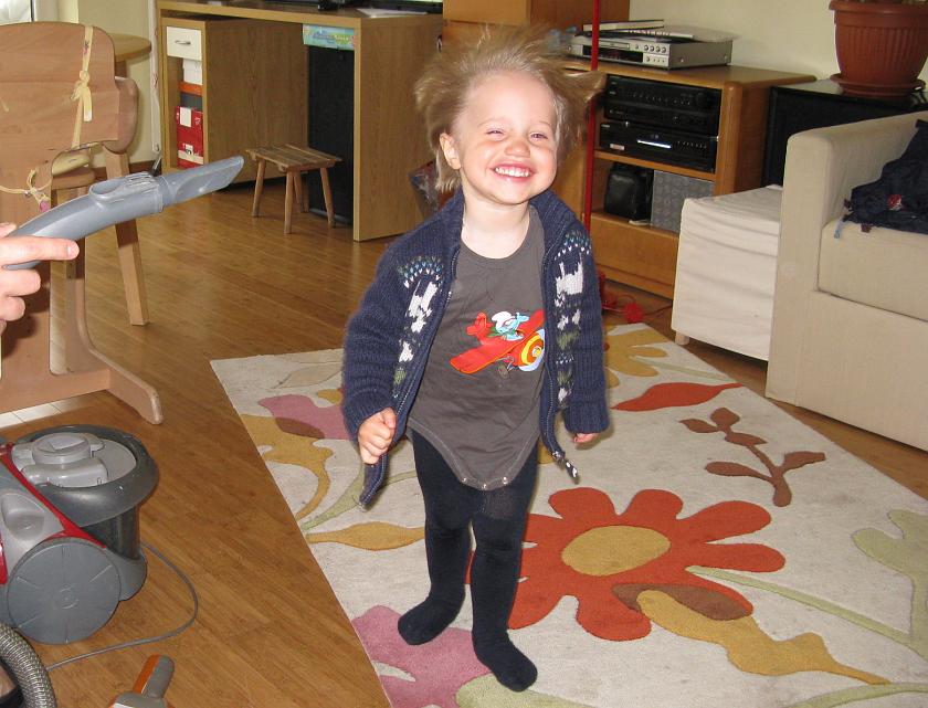 IMG_4236.JPG - Włos rozwiany . . . . odkurzaczem ;-)