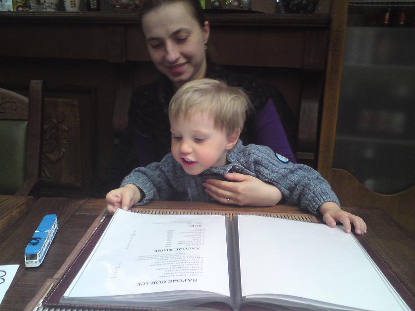 DSC01405.JPG - Studiujemy menu w pizzerii Zapiecek w Lublińcu