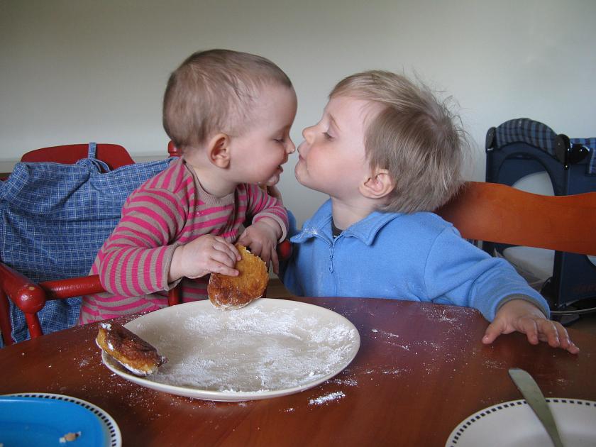 IMG_3587.JPG - Wojtuś, daj Rózi dzióbka!