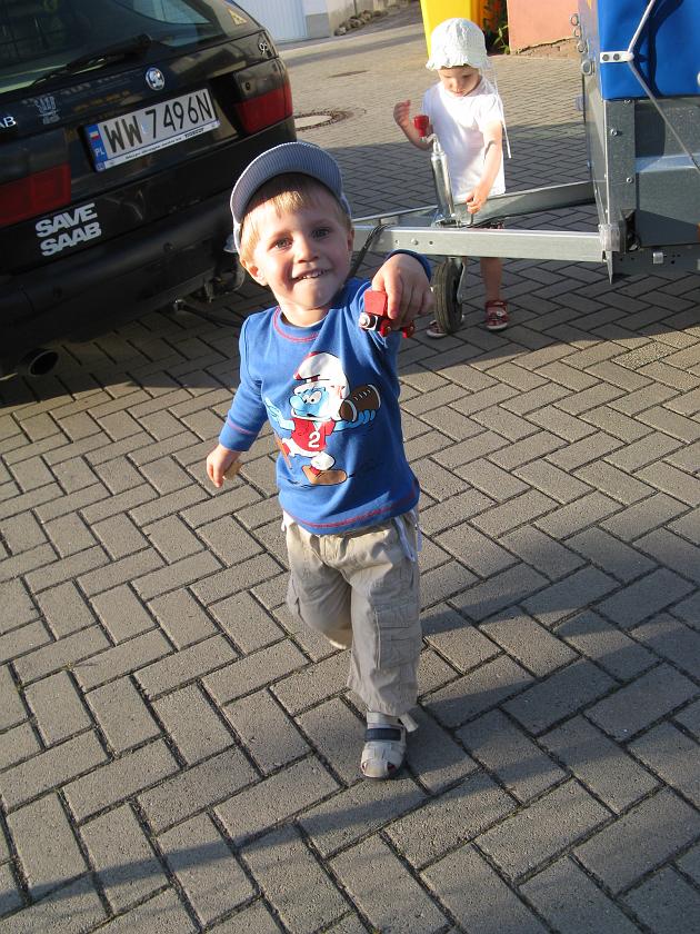 IMG_4653.JPG - Wojtek pomaga przy akcji "materac z Ikei"