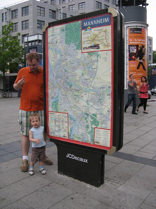 IMG_4782.JPG - Wojtek omawia plan miasta Mannheim