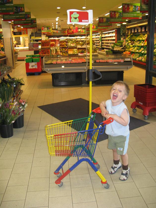 IMG_5086.JPG - Wojtek w sklepie REWE