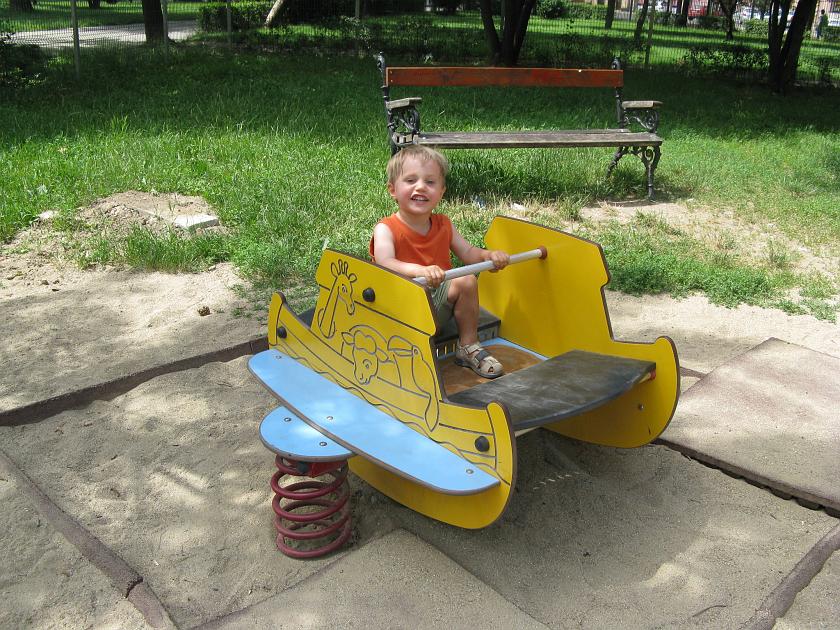 IMG_5625.JPG - Wojtek na rumuńskim placu zabaw