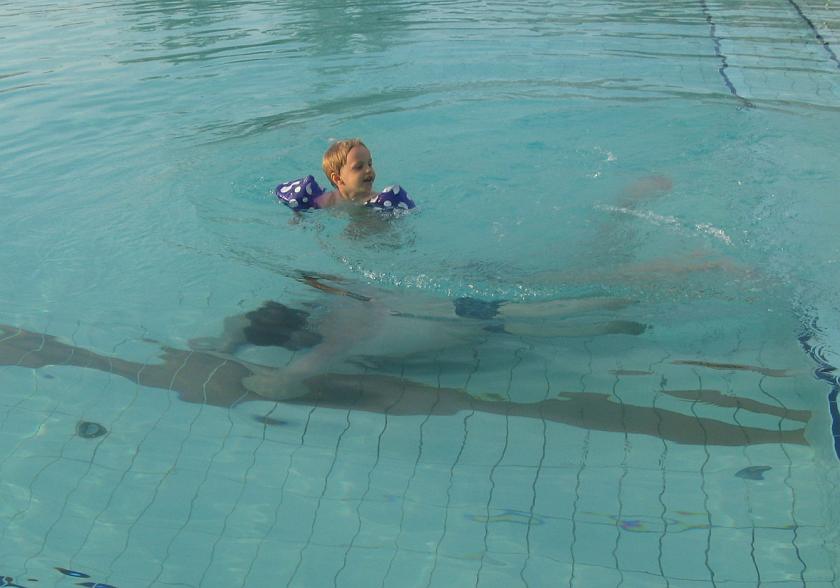 IMG_5909.JPG - Ulubiona zabawa - tatuś przepływa pod Wojtkiem