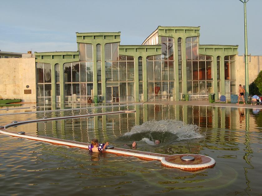 IMG_5925.JPG - Kolejna ulubiona zabawa - tatuś wpada do wody wybranym przez Wojtusia stylem