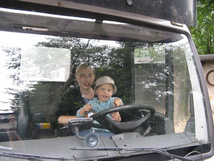 IMG_7376.JPG - W ciężarówce wujka Krzycha - kluczyki już ma, zaraz pojedzie