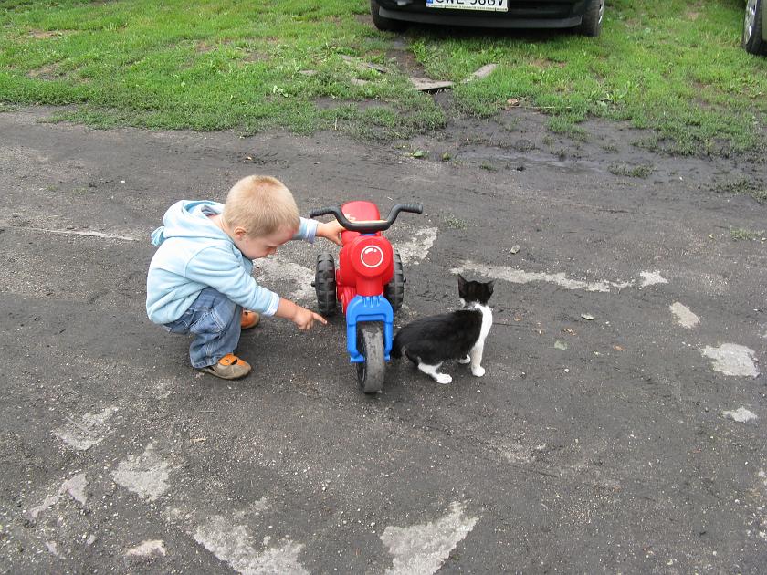 IMG_7396.JPG - Pokazuje kotkowi motorek