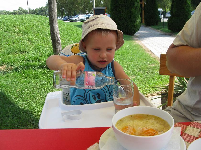 IMG_8600.JPG - Wojtek przy rosole, nalewa sobie wodę