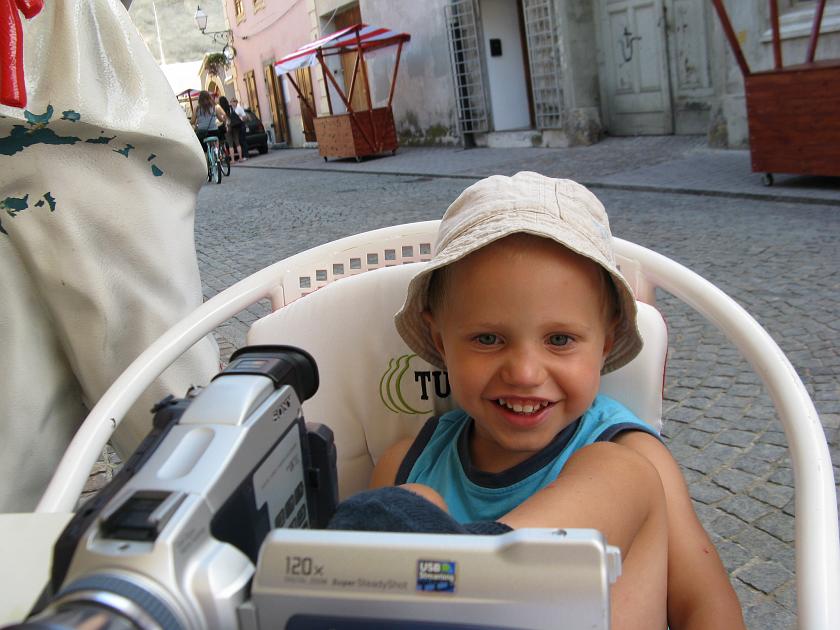 IMG_8628.JPG - W knajpie w Varaždinie - Wojtek ogląda swoje wcześniejsze wyczyny