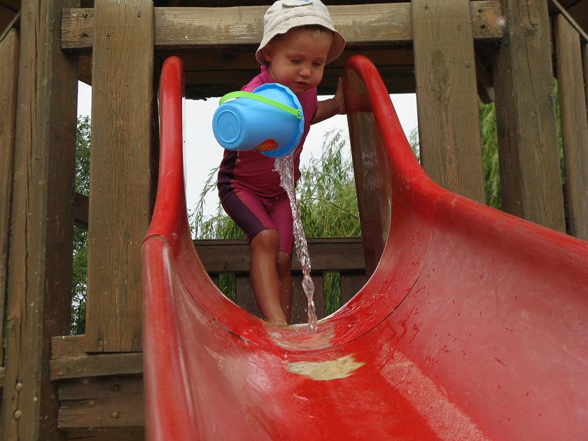 IMG_8726.JPG - Nalewam sobie wody na zjeżdżalnię . . .