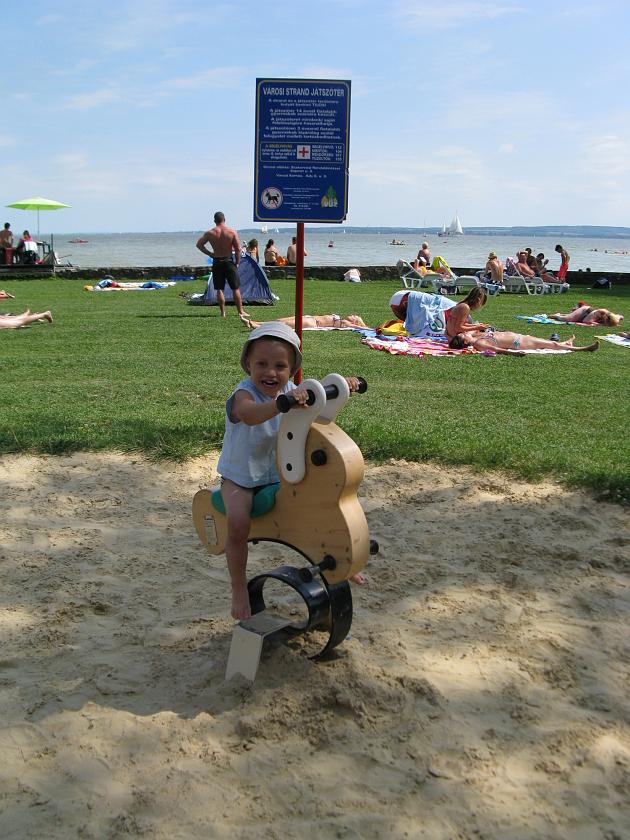 IMG_8785.JPG - Ujeżdżamy huśtawkę na plaży w Keszthely