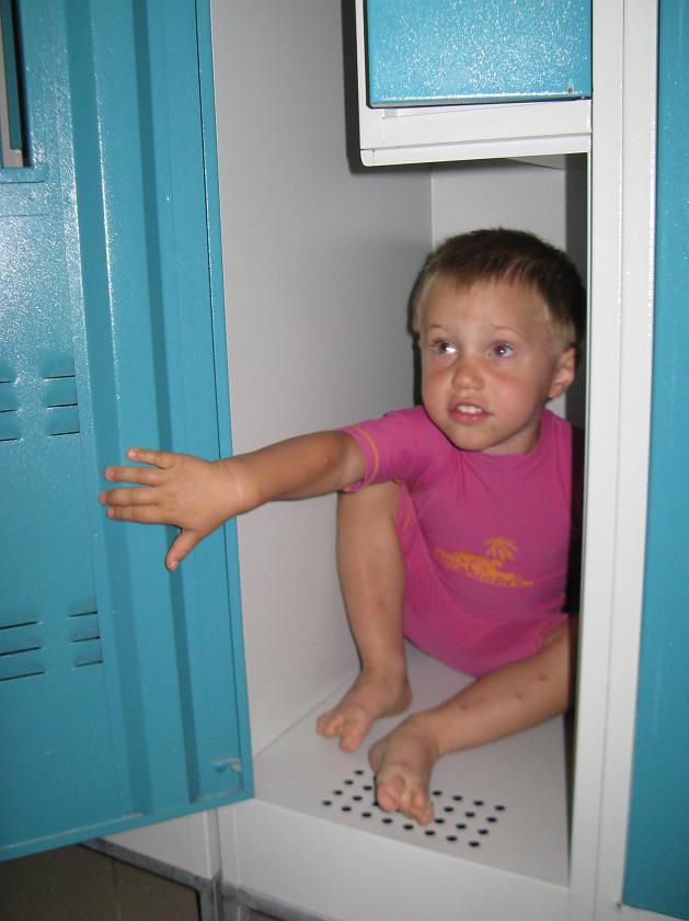 IMG_8822.JPG - Wojtek chowa się do szafki na basenie w Kehidakustany