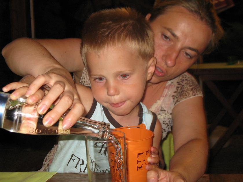 IMG_9111.JPG - A tu z mamą nalewamy wodę do szklanki