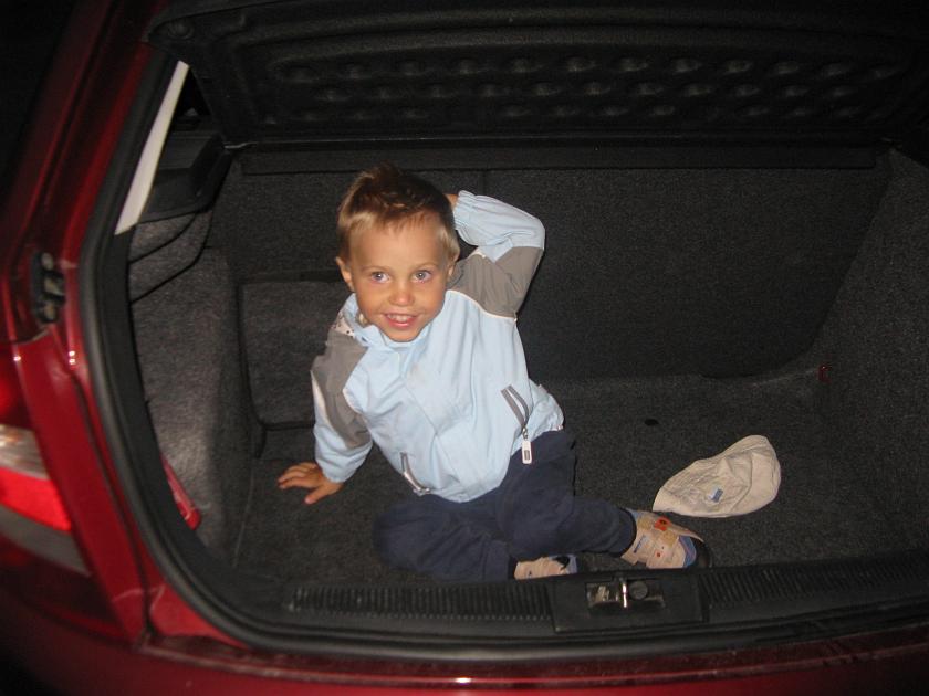 IMG_9317.JPG - Chowa się w bagażniku Dziadka Skody