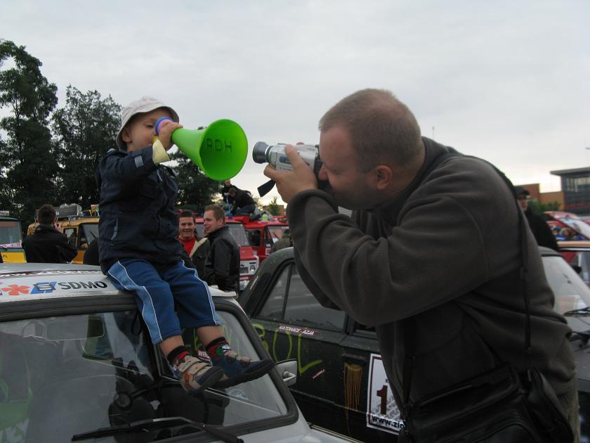 IMG_9402.JPG - Tata nakręca, jak Wojtek trąbi na trabim ;)
