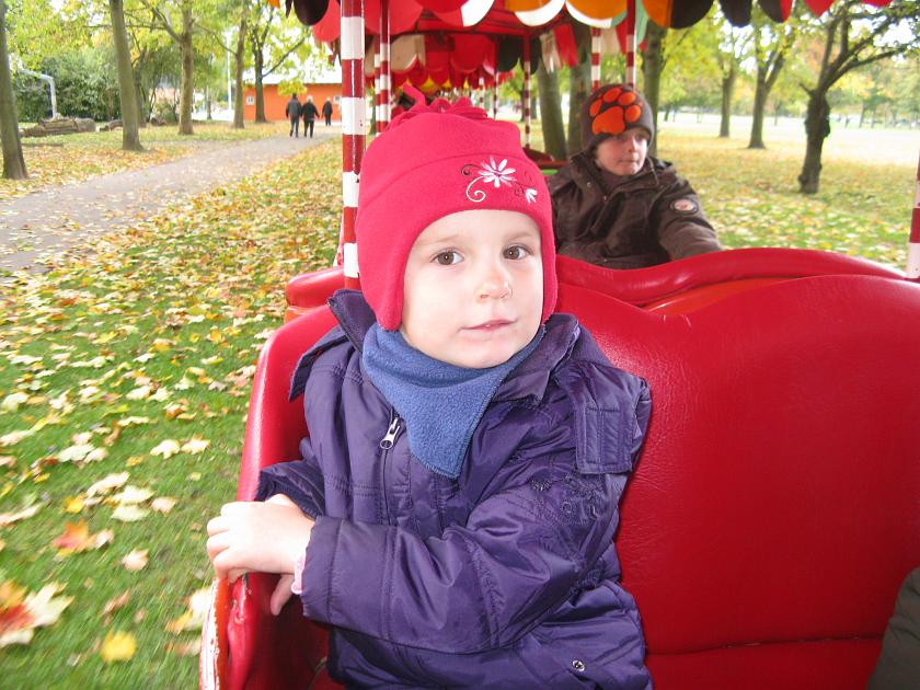 IMG_0012.JPG - Małgosia w kolejce w Volkspark Mainz