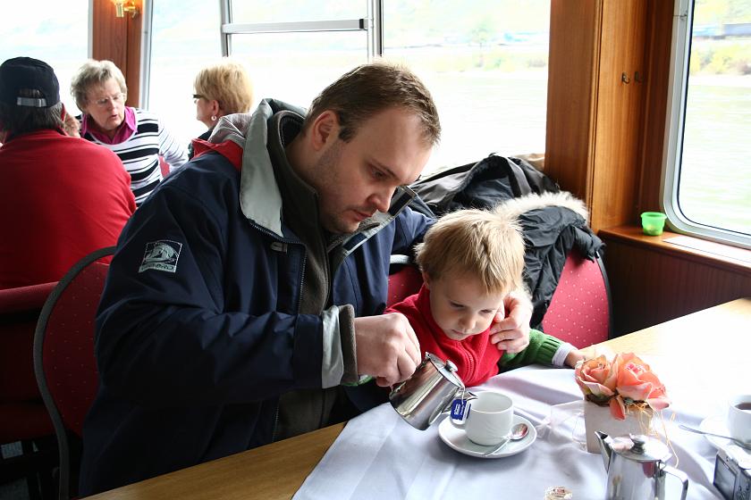 IMG_3836.JPG - Tatuś uczy nalewać herbatę z dzbanka