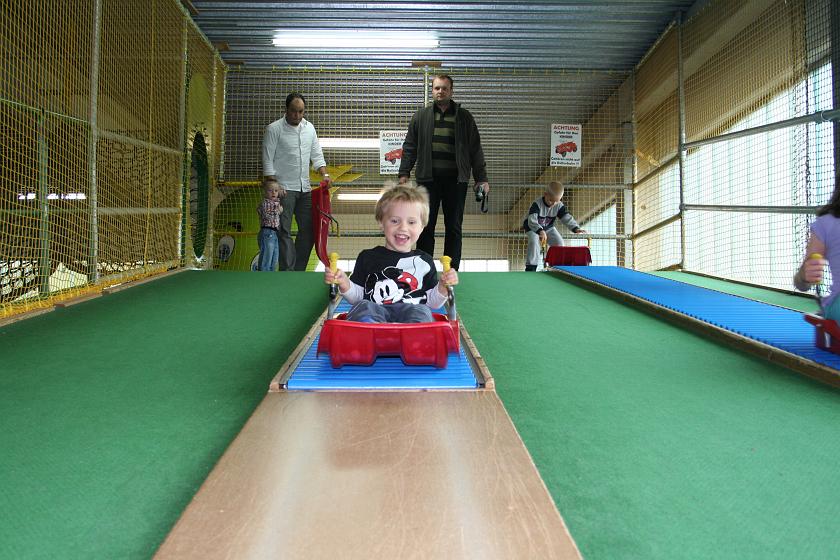 IMG_4131.JPG - Wojtek na saneczkowej zjeżdżalni