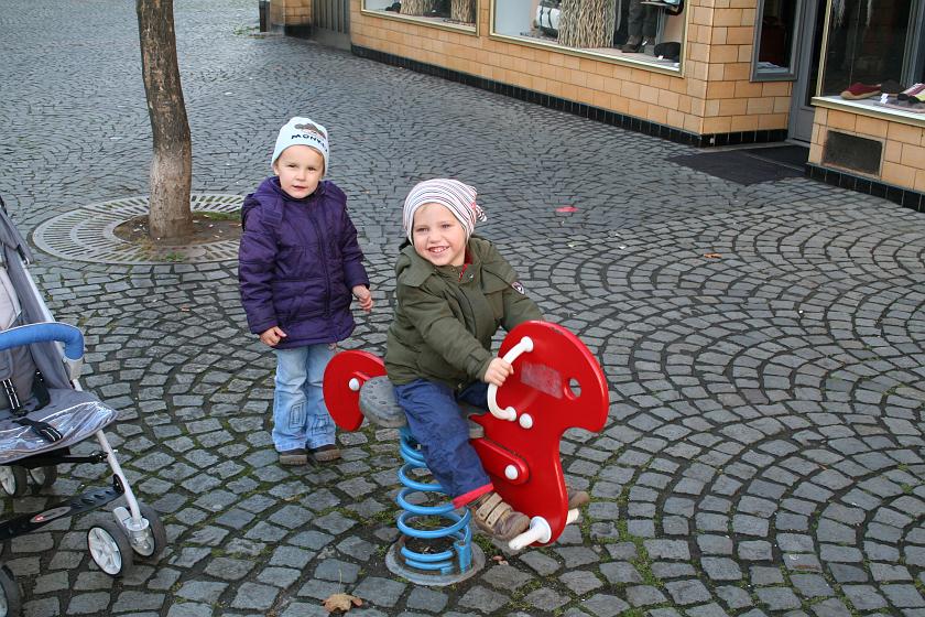 IMG_4244.JPG - Wojtek na chodnikowej huśtawce w Mainz