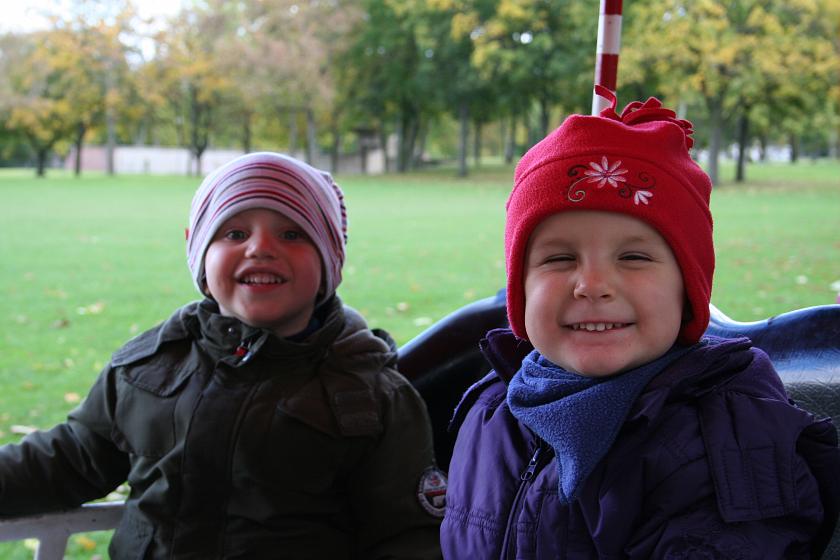 IMG_4270.JPG - Małgosia i Wojtek w kolejce w Volkspark Mainz