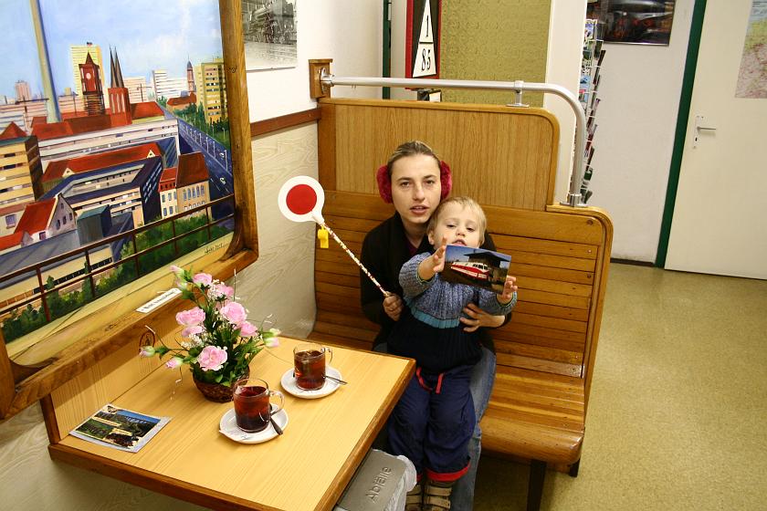 IMG_4487.JPG - Muzeum kolejnictwa w Chemnitz - kawiarnia "przedział", a Wojtek demonstruje kartkę z V180.A mama odprawia pociągi lizakem ;-)