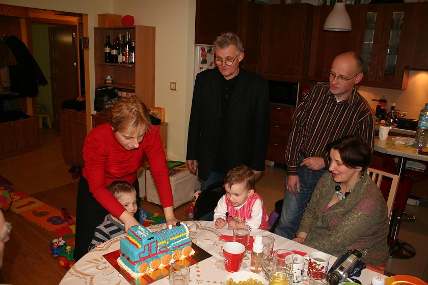 IMG_4862.JPG - Strasznie ciężko taki tort pokroić ;-)