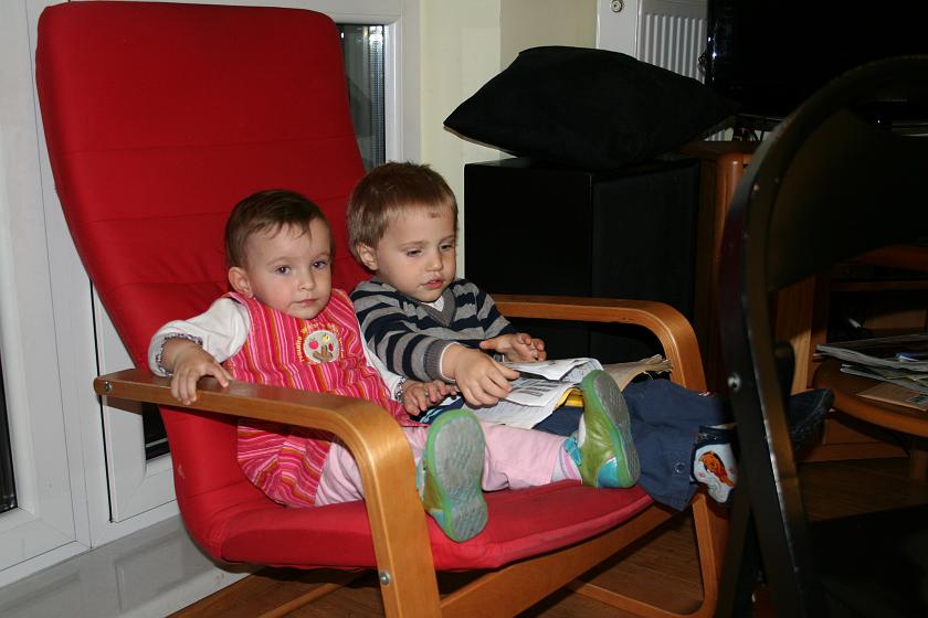 IMG_4875.JPG - Wojtek i Róża czytają kodeks drogowy