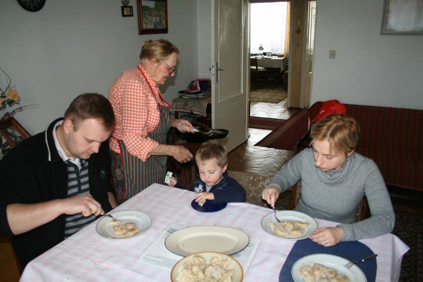 IMG_5102.JPG - Ale dobre pierogi! Wszyscy się rzucili . . . Wojtek w ręku trzyma bilety na trolejbus! :-)