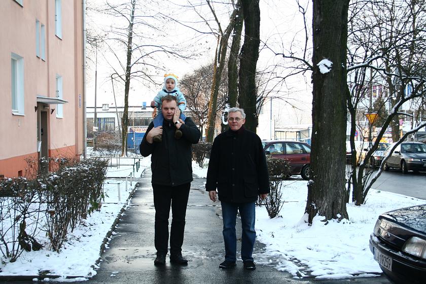 IMG_5230.JPG - ul. Puchacza. Tata nie gada przez komórkę, tylko grzeje wojtusiową rączkę