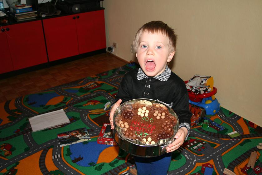 IMG_8871.JPG - Wojtek z imieninowym tortem