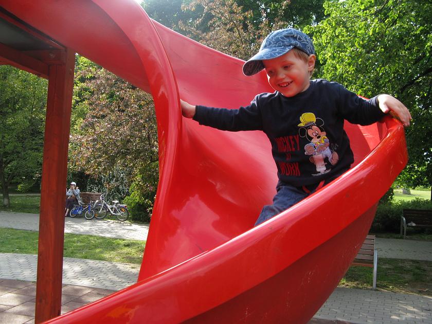 IMG_1135.JPG - Kręcona zjeżdżalnia na placu zabaw w Pruszkowie