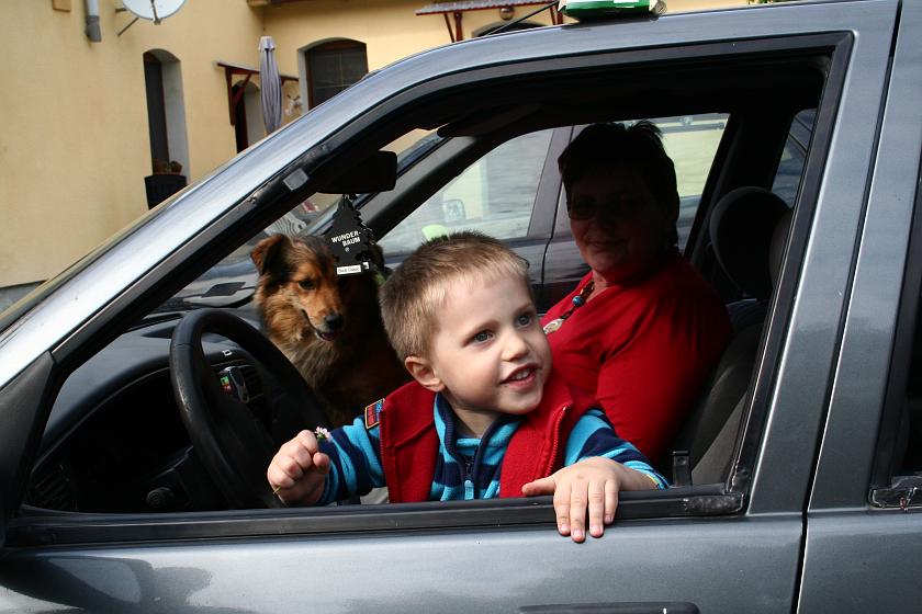 IMG_0397.JPG - W renówce Ciociu Uli z psem Miśkiem