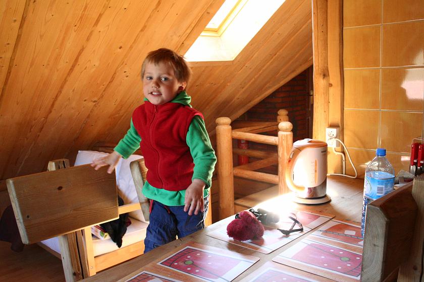 IMG_9558.JPG - Wojtek na śniadaniu